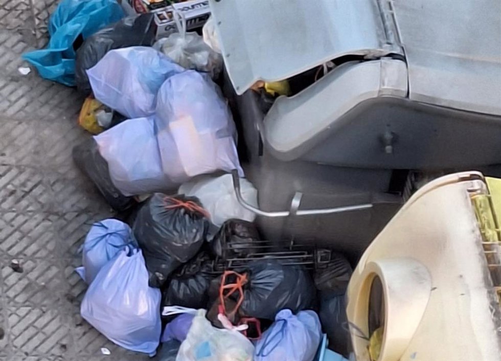 Contenedores y bolsas de basura en Inca.