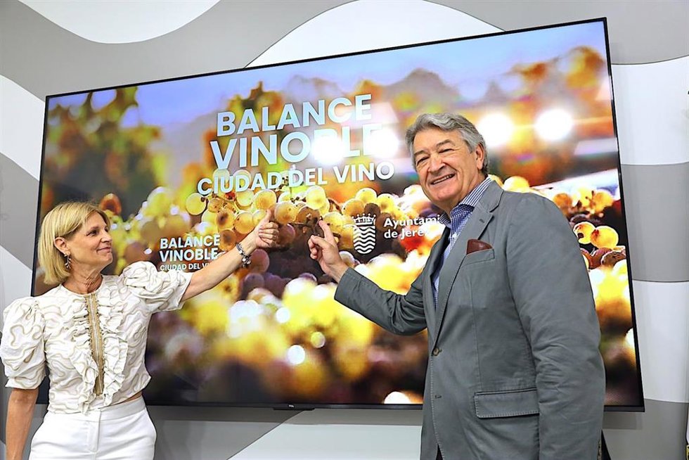 La alcaldesa de Jerez de la Frontera (Cádiz), María José García-Pelayo, y César Saldaña, presidente del Consejo Regulador de los Vinos de Jerez y la Manzanilla de Sanlúcar, anuncian candidatura a Ciudad Española del Vino 2027