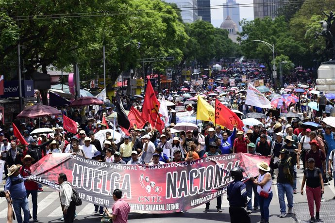 01 June 2026, Mexico, Mexico City: Teachers from the National Coordination of Education Workers (CNTE) demonstrate during a nationwide strike for a living wage. Photo: Luis Barron/eyepix via ZUMA Press Wire/dpa