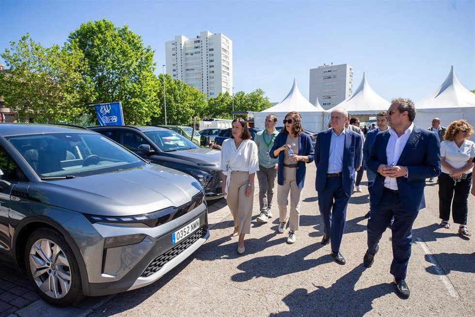 El consejero de Industria, Empleo, Innovación y Comercio, Eduardo Arasti, inaugura la XIII Feria del Vehículo de Santander.