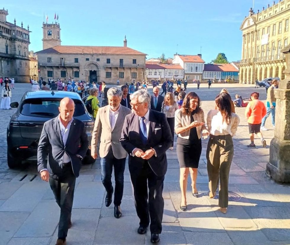 Los representantes de los tres gobiernos autonómicos en la reunión celebrada en Santiago de Compostela el jueves.