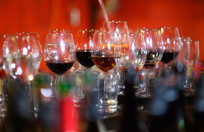 Archivo - PRODUCTION - 20 January 2025, Saxony, Dresden: Empty and half-empty glasses of alcoholic beverages sit on a bar counter as addiction researchers call for stricter regulations and higher prices on alcohol sales. 