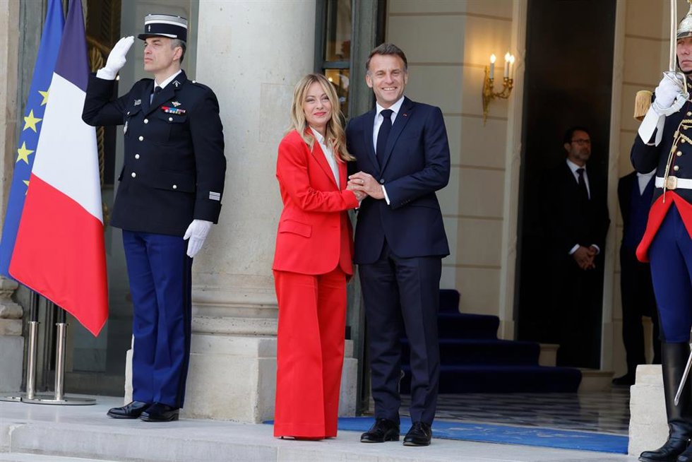 Archivo - El presidente francés, Emmanuel Macron, (derecha) da la bienvenida a la primera ministra italiana Giorgia Meloni en el Palacio del Elíseo, en París, Francia, el 17 de abril de 2026  