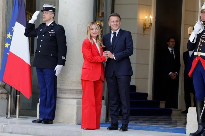 Archivo - Arquivo - PARIS, 17 de abril de 2026  -- O presidente francês Emmanuel Macron (à direita) dá as boas-vindas à primeira-ministra italiana Giorgia Meloni no Palácio do Eliseu, em Paris, França, em 17 de abril de 2026. O presidente francês Emmanuel