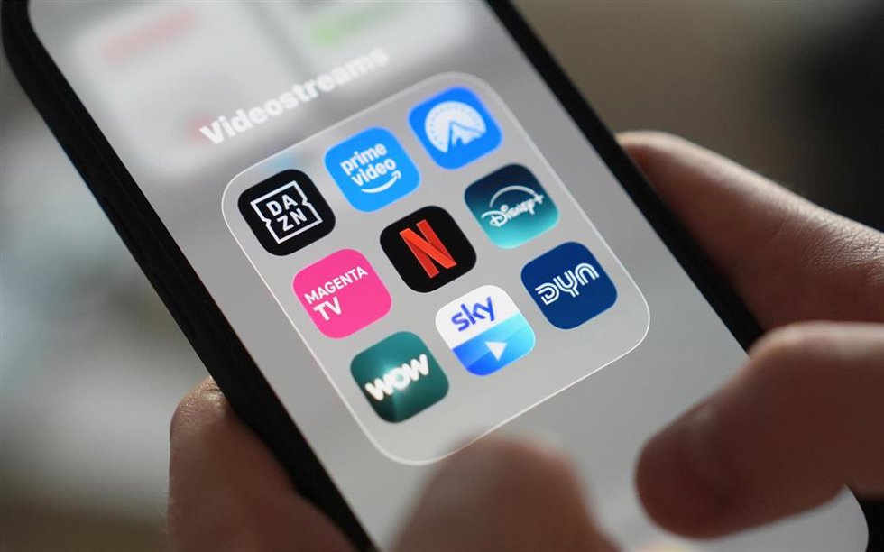 Archivo - Iconos de aplicaciones de servicios de streaming en el móvil 