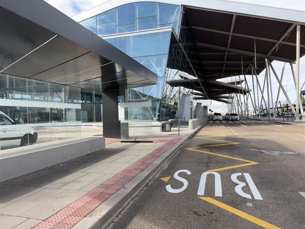 Archivo - Vista del aeropuerto de Zaragoza desde el exterior, con la marquesina del bus a la izquierda, turismo, viajes