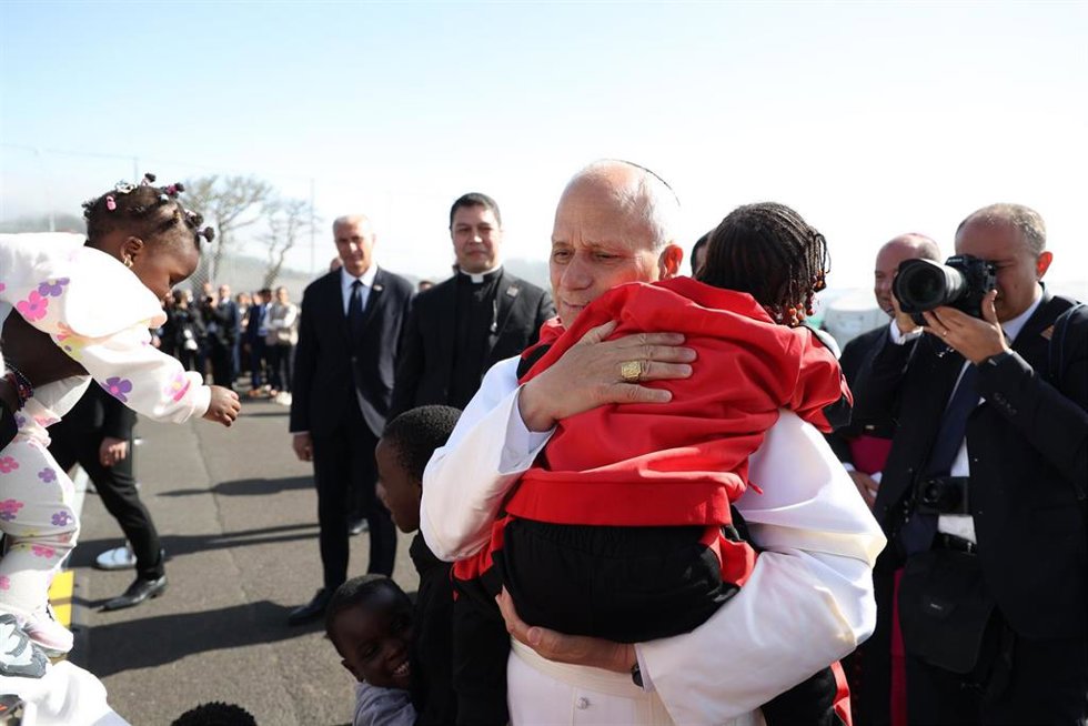 El Papa León XIV durante un encuentro con migrantes en el Centro Las Raíces, a 12 de junio de 2026, en San Cristóbal de La Laguna, Santa Cruz de Tenerife, Islas Canarias (España). El Papa León XIV visita el Centro de Acogida de Emergencia y Derivación Las