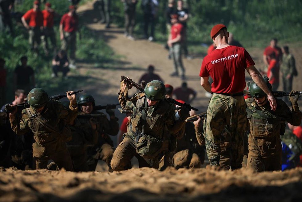 Militares de las fuerzas especiales del Servicio Federal Penitenciario de Rusia superan las pruebas de cualificación para obtener la boina granate, en el centro de entrenamiento especial Vityaz, en el distrito de Balashija, a las afueras de Moscú.