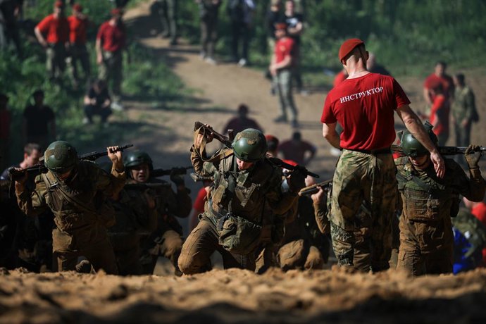 RÚSSIA, REGIÃO DE MOSCOU - 5 DE JUNHO DE 2026: Militares das forças-tarefa especiais do Serviço Penitenciário Federal da Rússia passam por testes de qualificação para receber a boina marrom, no centro de treinamento especial Vityaz, no distrito de Balashi