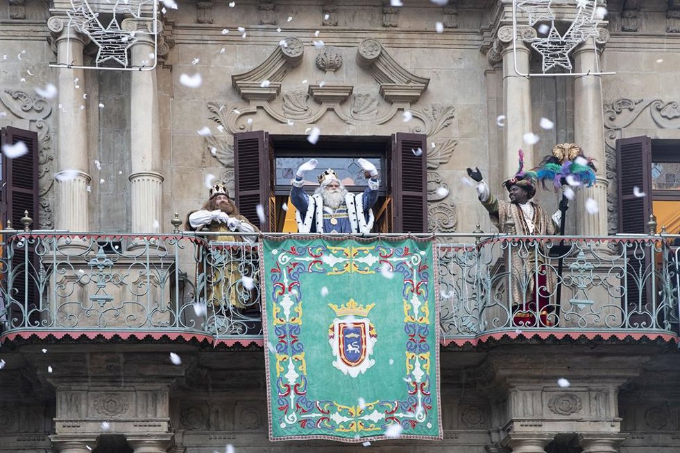 El Ayuntamiento reconoce con el Pañuelo de Pamplona a la Asociación Cabalgata Reyes Magos