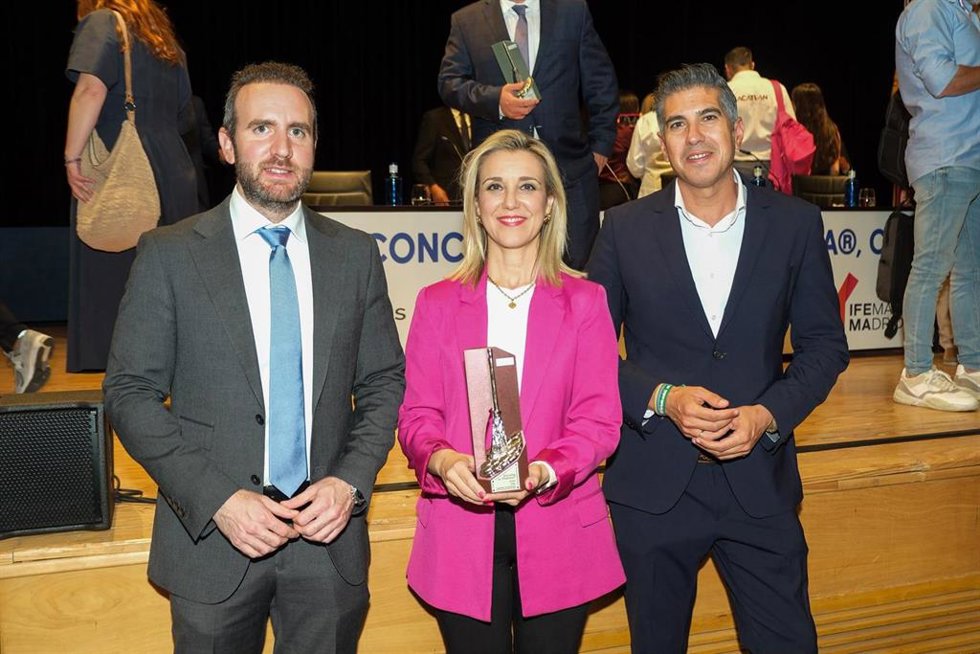 La alcaldesa de Alcalá de Guadaíra (Sevilla), Ana Isabel Jiménez, recibiendo en el Ifema de Madrid el galardón Escoba de Platino 2026 concedido a Aira Gestión Ambiental.