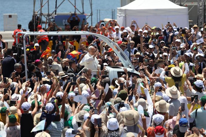 El Papa León XIV llega en papamóvil para presidir la celebración de la Santa Misa multitudinaria, a 12 de junio de 2026, en Santa Cruz de Tenerife, Islas Canarias (España). Esta histórica eucaristía al aire libre, desarrollada en la explanada del puerto d