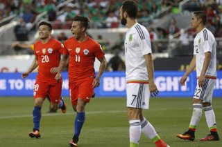 Futbol, Mexico v Chile. Copa America Centenario 2016. El jugador de la seleccion chilena Eduardo Vargas, derecha, celebra su gol contra Mexico durante el partido de cuartos de final de la Copa Centenario disputado en el estadio Levi's de Santa Clara,