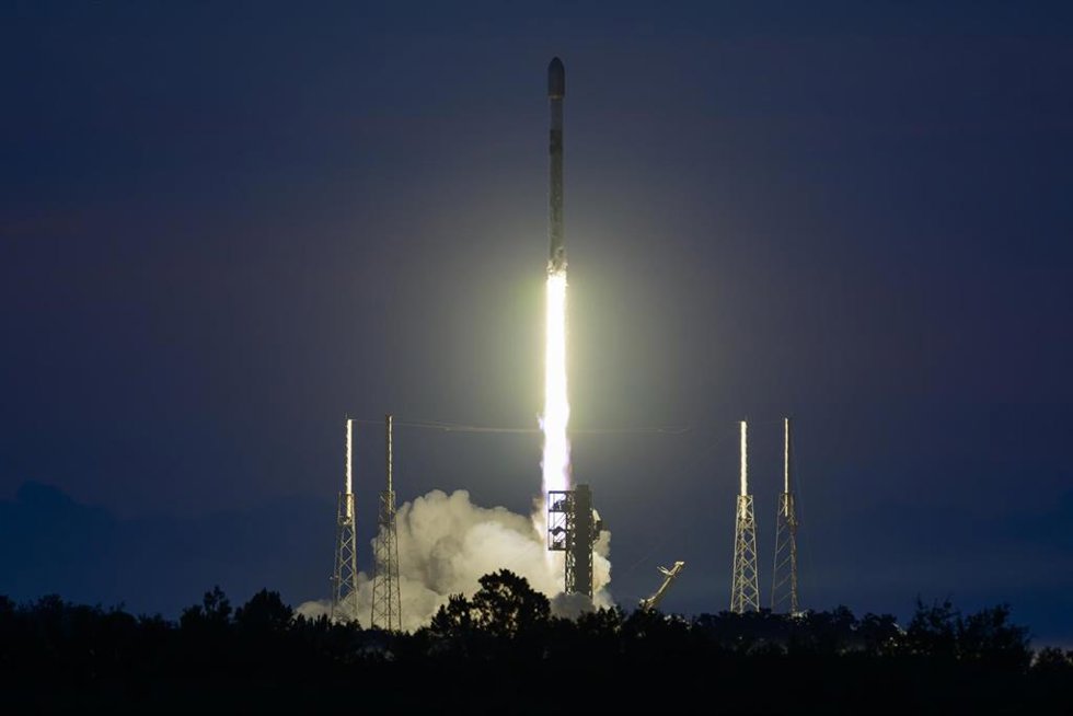 08 June 2026, US, Cape Canaveral: A SpaceX Falcon 9 rocket carrying 29 Starlink satellites lifts off from Space Launch Complex-40 at Cape Canaveral Space Force Station, Florida, US, at 6:13 a.m. EDT. Photo: Jennifer Briggs/ZUMA Press Wire/dpa