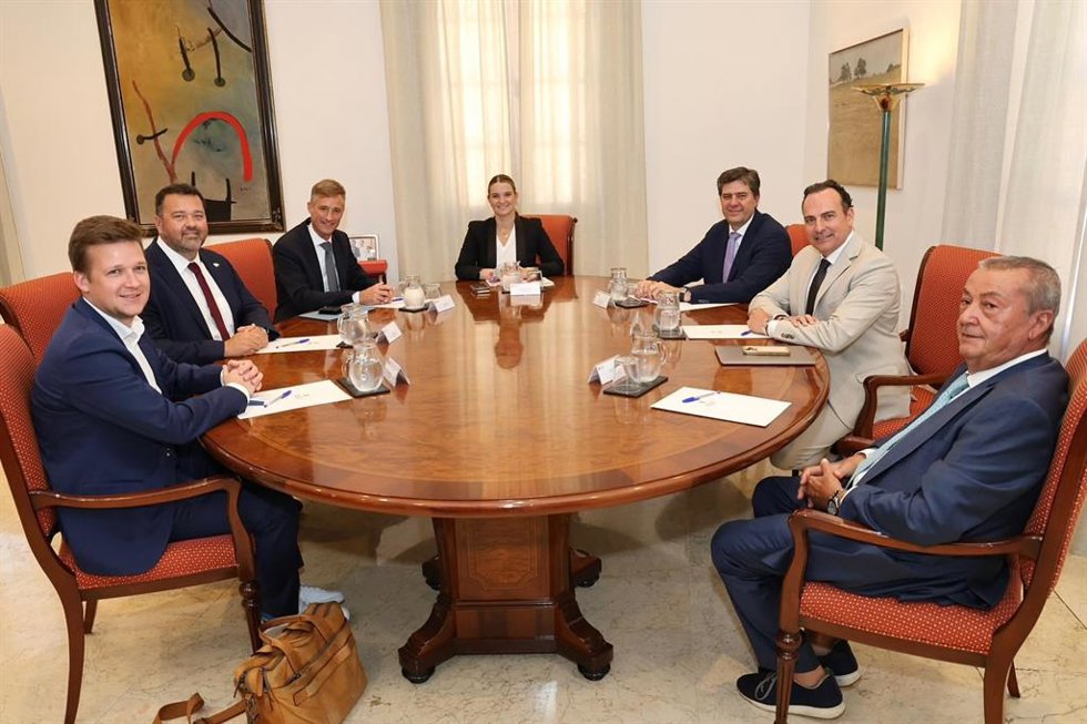 La presidenta del Govern, Marga Prohens, recibe en audiencia a los directivos de Eurowings y Sidetours