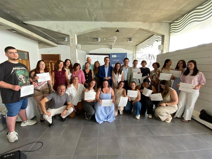 Participantes del programa de Empleo y Formación 'GestBarbate' con sus certificados tras finalizar el curso.