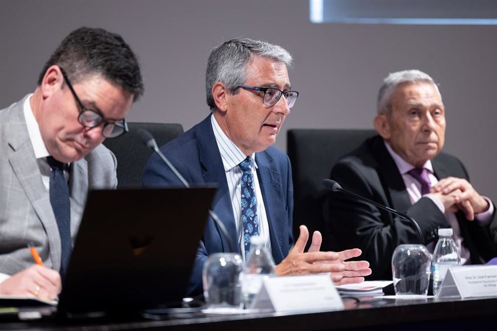 El presidente de la Diputación de Málaga, Francisco Salado, la reunión del Patronato de la Fundación Innova IRV
