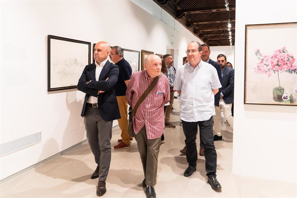 En el centro, el artista Antonio López visita la exposición monográfica sobre su mujer María Moreno en el Murec.