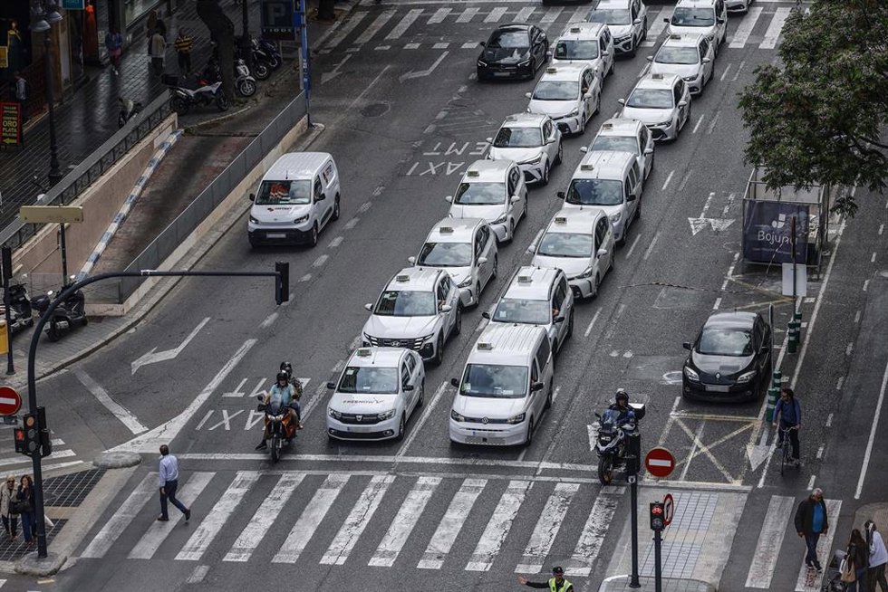 Archivo - Taxistas se manifiestan por las calles de València
