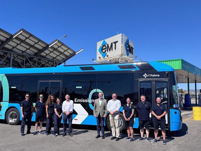 La EMT incorpora ocho nuevos conductores de autobús para reforzar el servicio.