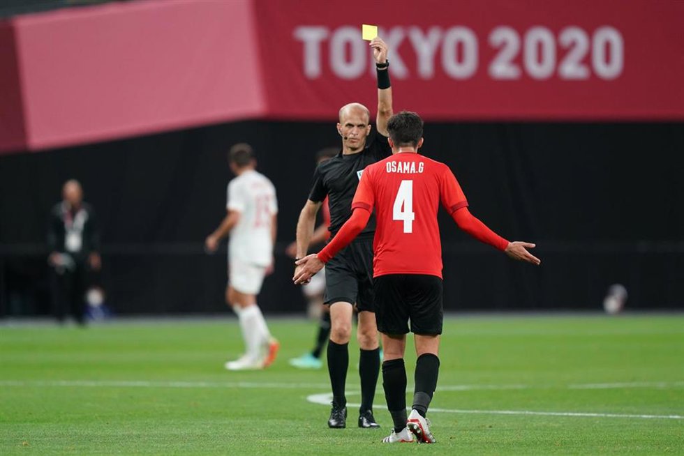 Archivo - El colegiado jordano Adham Makhadmeh muestra una tarjeta amarilla a un jugador de Egipto durante el partido contra España de los Juegos Olímpicos de Tokio de 2021
