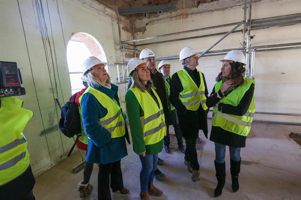 Archivo - Leire Díez visitó las obras del Museo Postal de Toledo en 2023 junto a Milagros Tolón