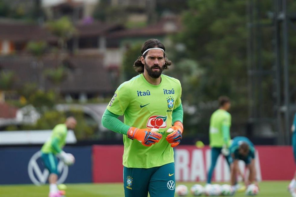 Alisson Becker durante un entrenamiento con la selección de Brasil