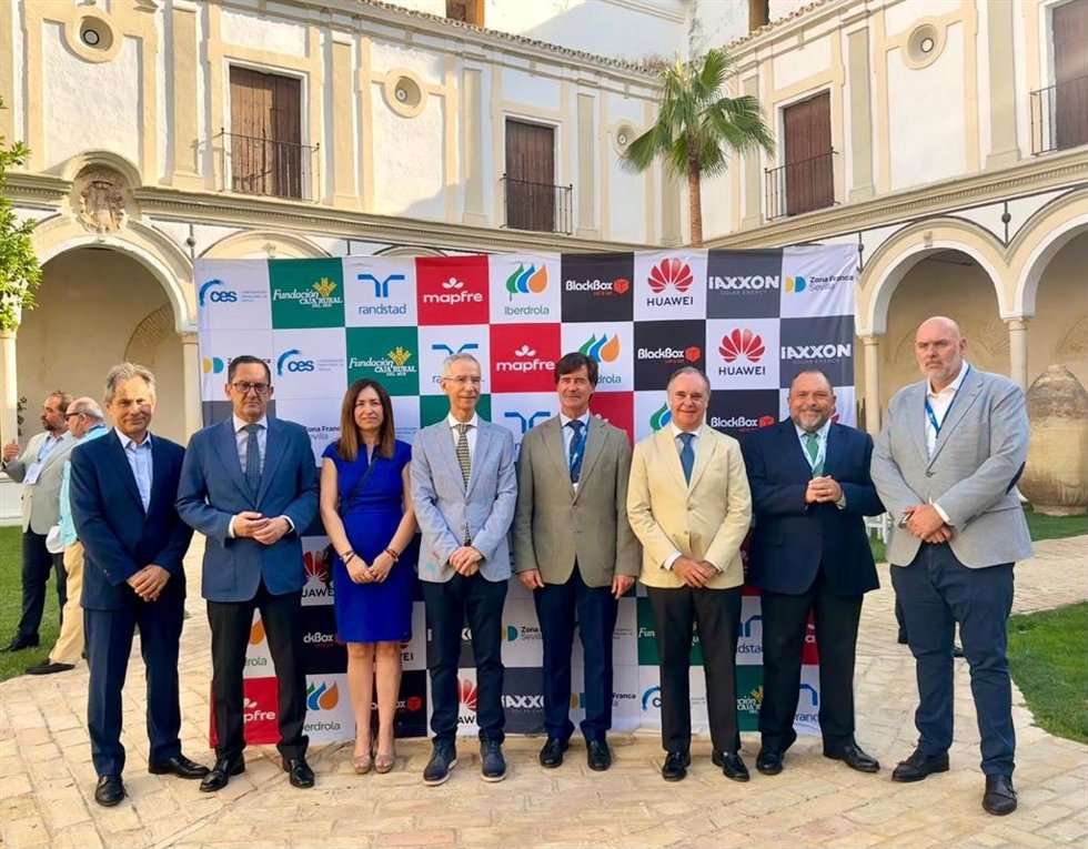 Foto de familia de dirigentes empresariales con ocasión de un encuentro en la provincia de Sevila, con el presidente de la CES y el alcalde de Utrera en el centro