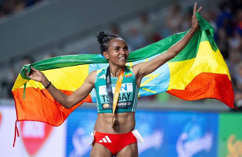 Archivo - Gudaf Tsegay celebra su oro en los 10.000 metros de los Mundiales de atletismo de 2023