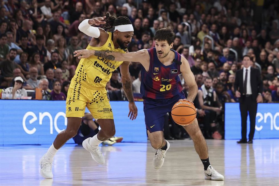 Nicolás Laprovíttola y Patty Mills, durante el segundo partido de semifinales del 'Playoff' de la Liga Endesa disputado entre el Barça y La Laguna Tenerife en el Palau Blaugrana