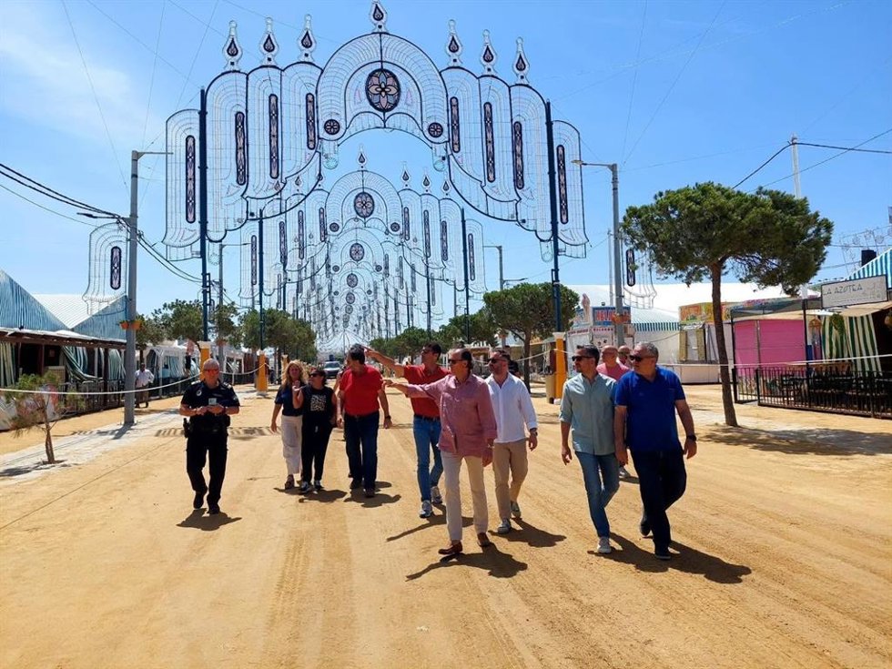 El alcalde de Chiclana de la Frontera (Cádiz), José María Román, junto a autoridades en el recinto ferial.