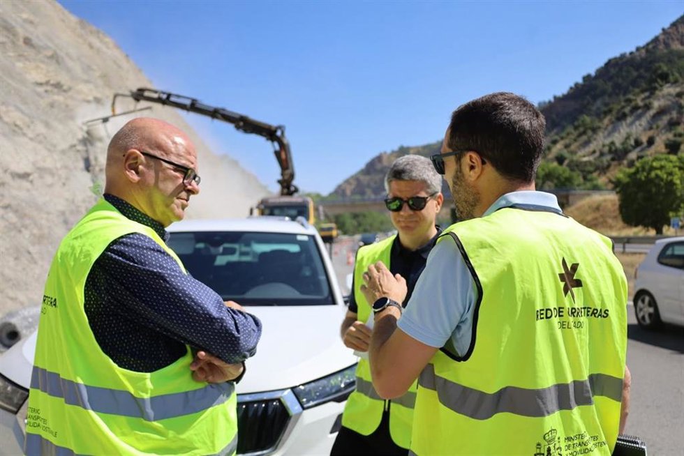 El subdelegado del Gobierno, Manuel Fernández (1i), visita obras en la A-44.