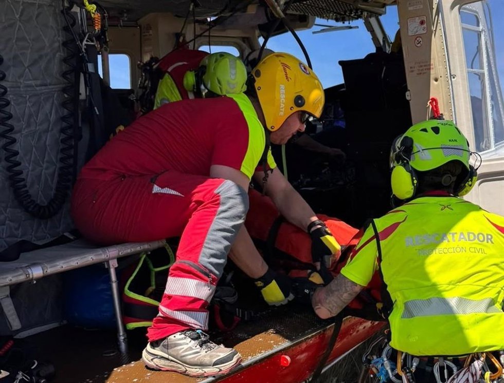 Evacuado en helicóptero un hombre de 84 años aquejado de un síncope en El Puntal