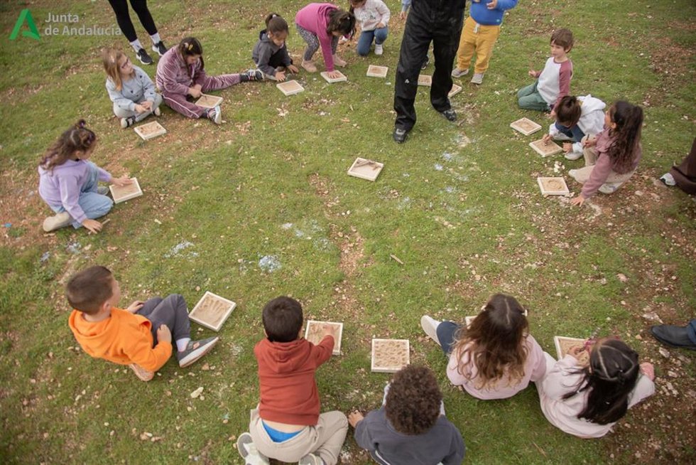 Archivo - Alumnos participantes en el proyecto 'Huellas, surcos y rastros'.