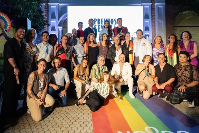 Foto de familia con algunos de los galardonados en la segunda Gala de los Premios LGTBIQ+Ayuntamiento de Sevilla