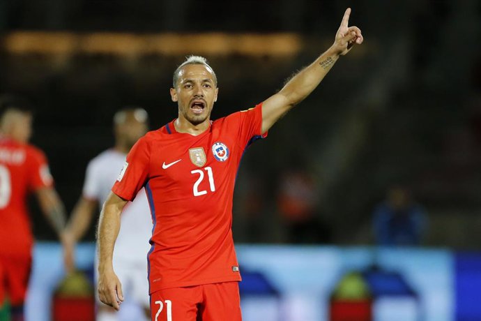Futbol, Chile vs Peru. Clasificatorias a Rusia 2018. El jugador de la seleccion chilena Marcelo Diaz es fotografiado durante el partido valido por las clasificatorias al mundial de Rusia 2018 contra Peru disputado en el estadio Nacional de Santiago,