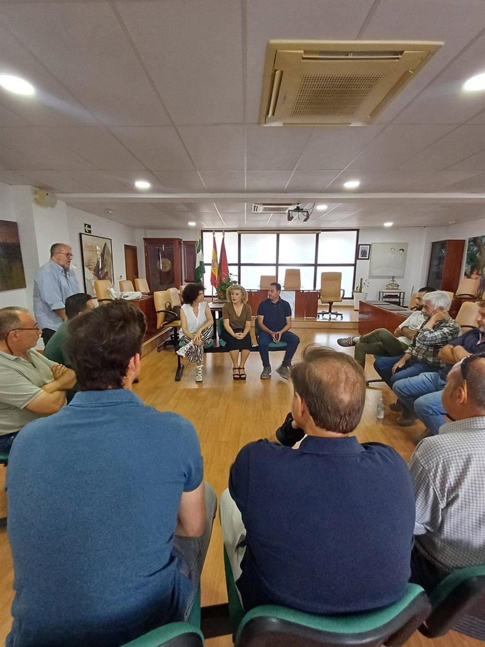 La alcaldesa de San Bartolomé de la Torre, María Eugenia Limón; la alcaldesa de Gibraleón, Lourdes Martín, y el teniente de alcalde de Villanueva de los Castillejos, Jairo Rodríguez, en la reunión con los afetacos por el incendio de Castillejos.