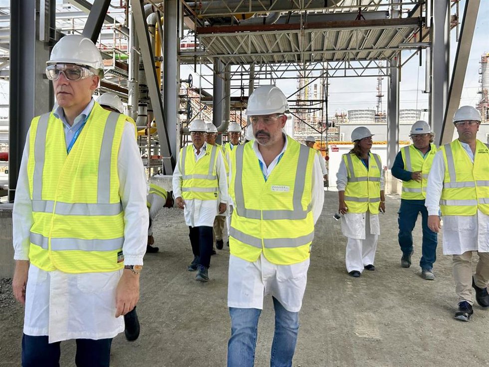 Visita de una delegación del PP al Parque Energético La Rábida de Moeve en Palos de la Frontera.