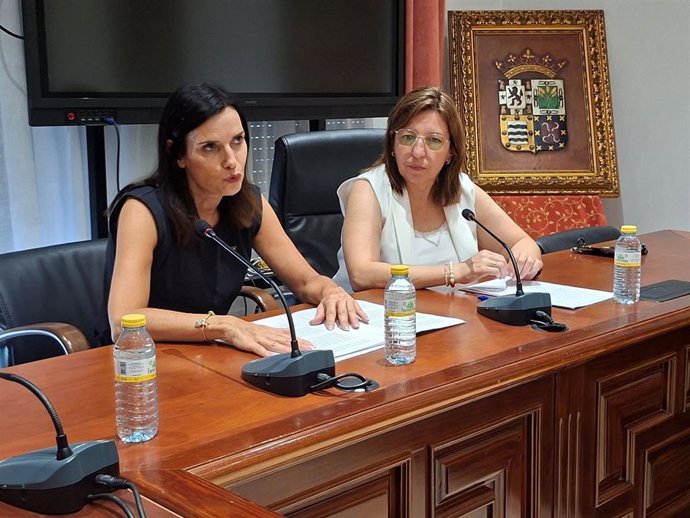 La delegada de Empleo, María Dolores Gálvez (i), durante su intervención en Santaella.