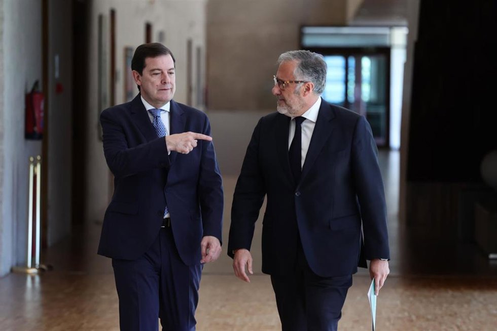 El presidente del Partido Popular de Castilla y León, Alfonso Fernández Mañueco (i), y el portavoz de Vox en las Cortes de Castilla y León, Carlos Pollán (d).