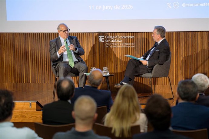 El ceo de Iberdrola España, Mario Ruiz-Tagle, durante una conversación con el decano del Col·legi d'Economistes de Catalunya (CEC), Carlos Puig de Travy