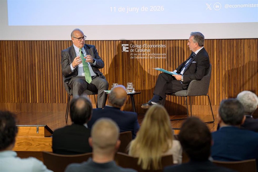 El ceo de Iberdrola España, Mario Ruiz-Tagle, durante una conversación con el decano del Col·legi d'Economistes de Catalunya (CEC), Carlos Puig de Travy