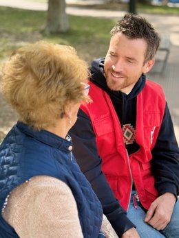 Voluntari de la Creu Roja amb una persona gran