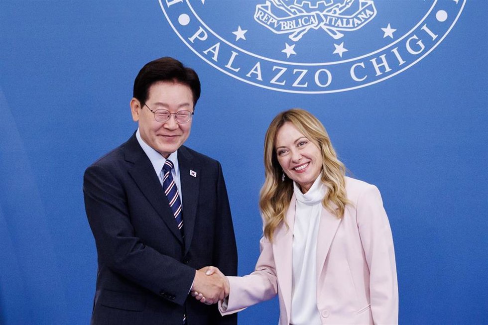 El presidente surocoreano, Lee Jae Myung, y la primera ministra de italiana, Giorgia Meloni, durante su cumbre en Roma. 