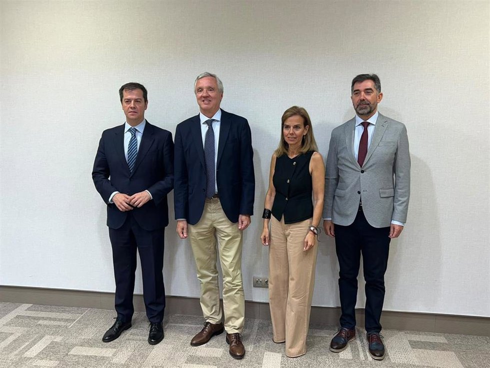 Almudena Maillo, concejala de Turismo del Ayuntamiento de Madrid; Luis Fernando Martín Izquierdo, viceconsejero de Cultura, Turismo y Deporte de la Comunidad de Madrid; Carlos Garrido, presidente de CEAV; y José Manuel Lastra, vicepresidente primero CEAV