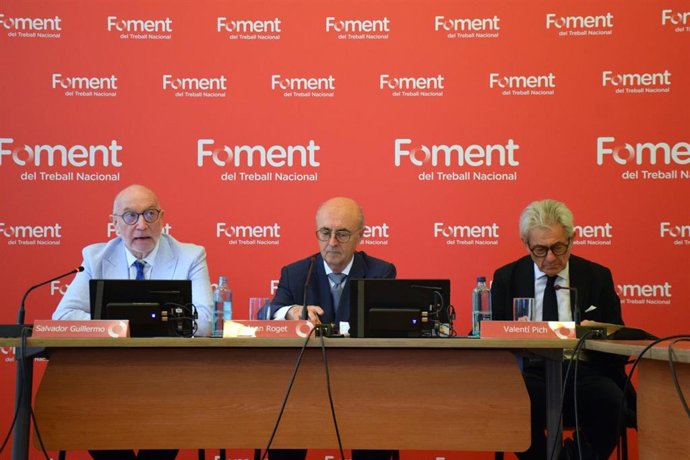 El director de Estudios de Economía de Foment del Treball , Salvador Guillermo; el vicepresidente de Foment del Treball, Joan Roget;  y el presidente de la comisión de Economía, Valentí Pich.