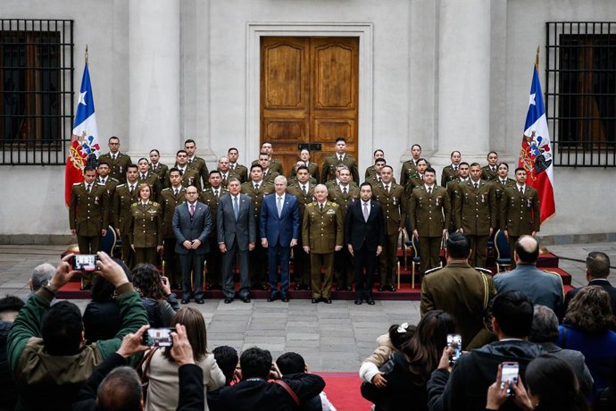 Santiago, 12 de junio de 2026.  El Presidente de la Republica, Jose Antonio Kast, acompañado del General Director de Carabineros, Marcelo Araya, y el biministro de Interior y Segegob, Claudio Alvarado, encabeza Ceremonia de Imposicion de la Condecoracion