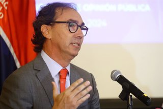 Santiago, 4 de enero 2024 Raúl Figueroa, director ejecutivo del Instituto UNAB de Políticas Públicas, y Harold Mayne-Nicholls, director ejecutivo de Santiago 2023, presentan los resultados de la encuesta de opinión “Evaluación ciudadana de los Juegos