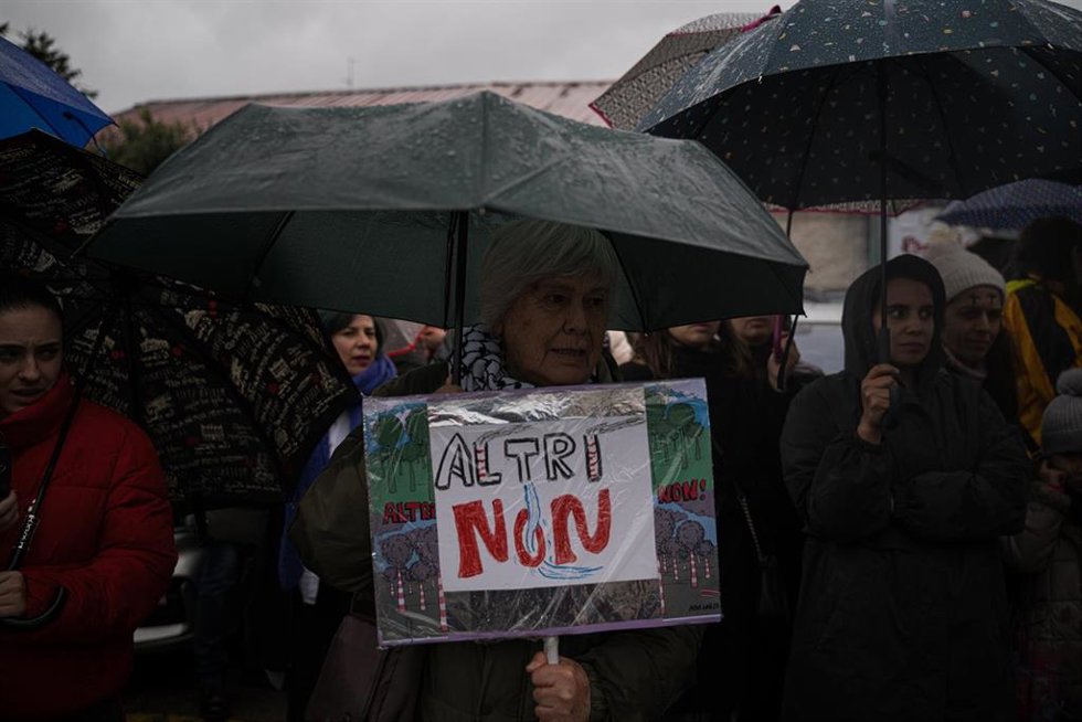 Archivo - Varias personas durante una nueva manifestación contra Altri, a 22 de marzo de 2025, en Pobra do Caramiñal, A Coruña, Galicia (España).