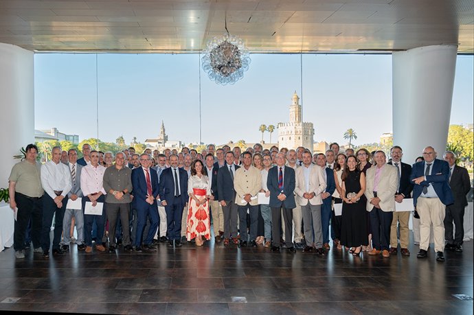 La presidenta del COAT, Helena Ruiz, con los homenajeados que han cumplido 50 y 25 años de colegiación